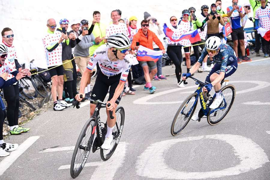 Tadej Pogačar a Jonas Vingegaard na letošní Tour de France.