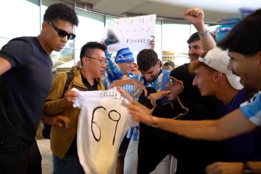 Il mercato latita e i tifosi accolgono turisti in aeroporto come nuovi acquisti - VIDEO