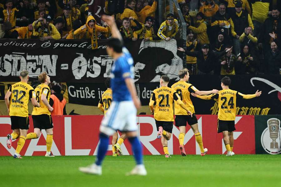 Dresden feiert Patrice Covic nach dem 1:0