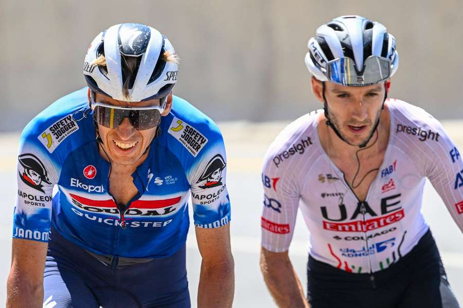 Jan Hirt (vlevo) si těsně před startem Tour de France zlomil tři zuby.