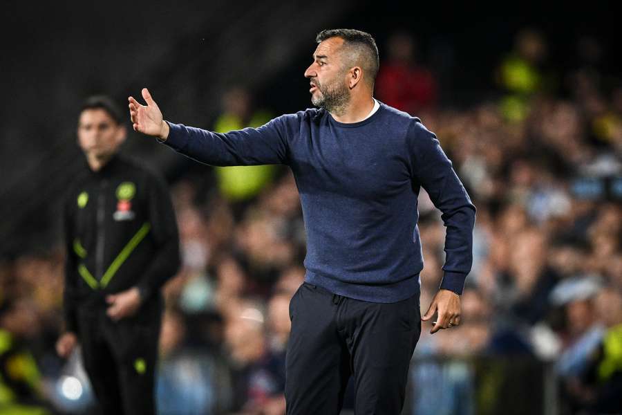 Diego Martínez da órdenes a sus futbolistas. Diego Martínez da órdenes a sus futbolistas.