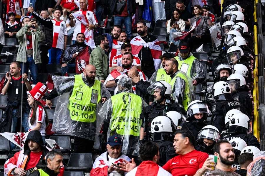 Der var vilde scener på stadion mellem de to holds fans.