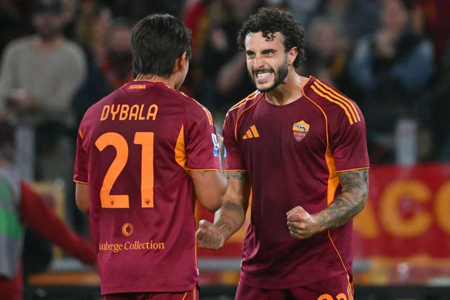 Dybala a Hermoso slaví výhru nad Parmou.