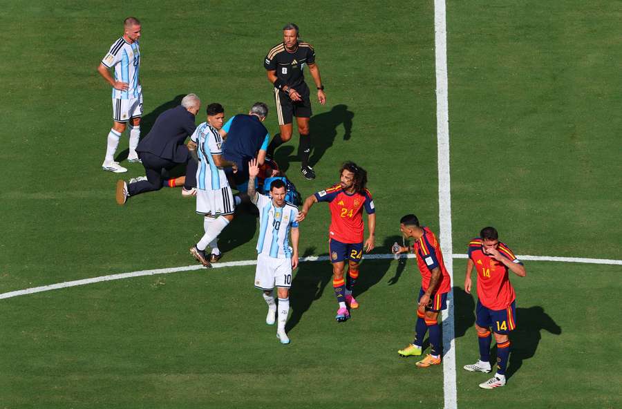 O momento em que Messi pede o vermelho para Cucurella