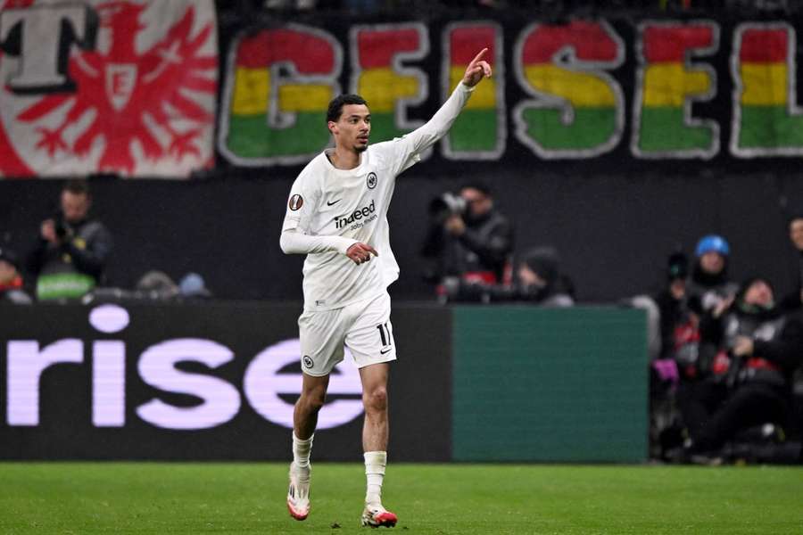 Hugo Ekitike bejubelt den Frankfurter Sieg über Ajax Amsterdam.