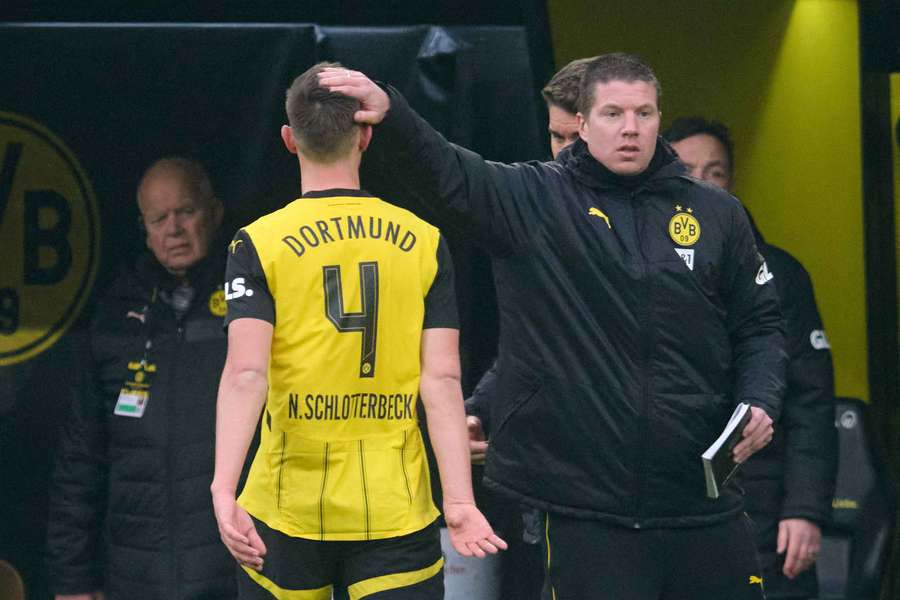 Tullberg (r.) verabschiedet Nico Schlotterbeck nach dessen Platzverweis