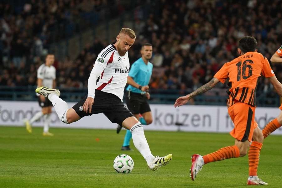 Rafał Augustyniak składający się do strzału, który dał gola na 1:0 