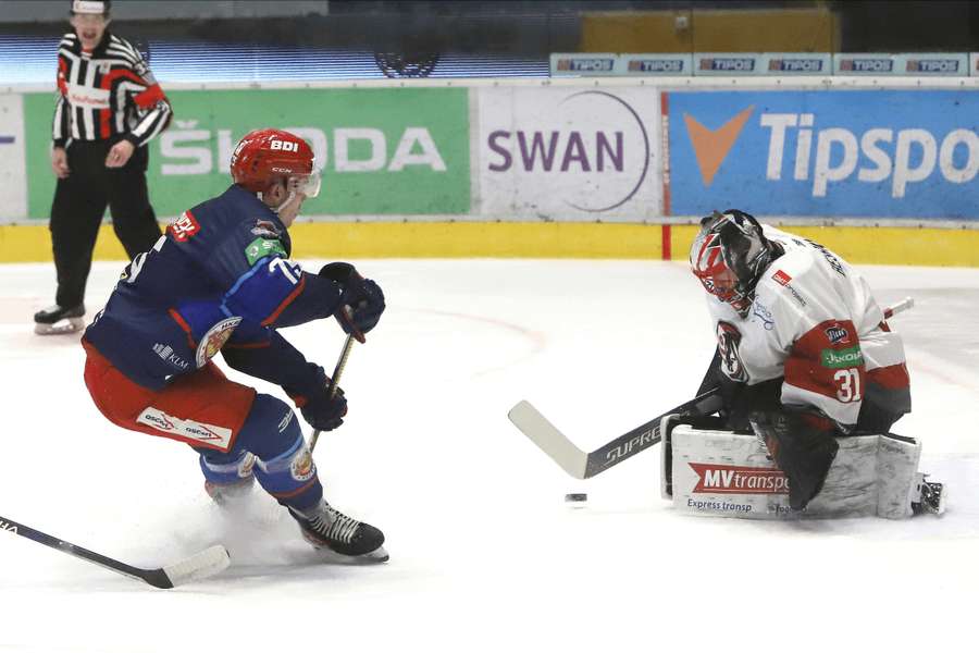 Aktéri piatkového duelu. Zľava Patrik Marcinek (Zvolen) a brankár Prešova Nikita Bespalov.