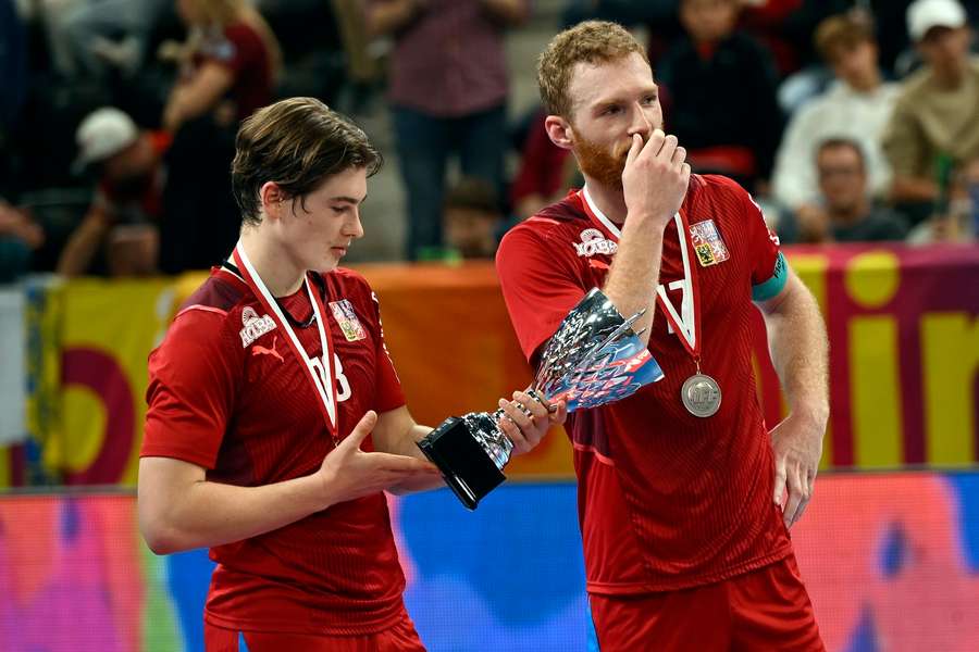 Český výběr povede na nadcházejícím šampionátu v roli kapitána Němeček (vpravo).