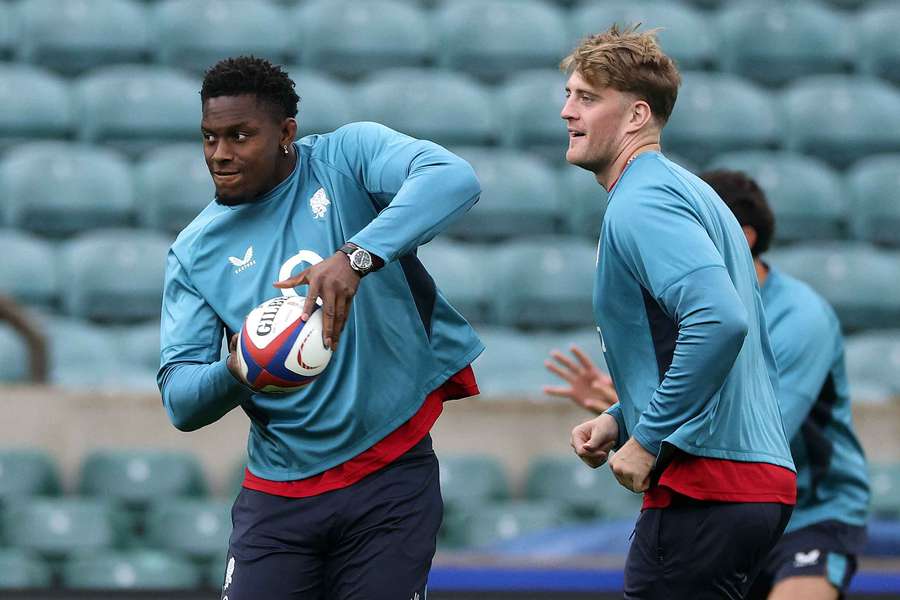 England captain Maro Itoje passes the ball with Alex Coles watching on