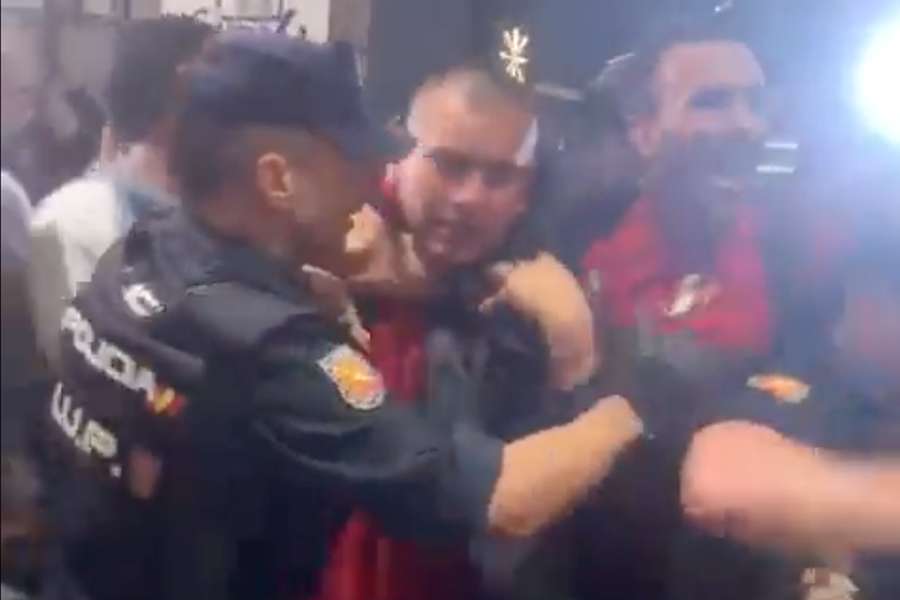 Momento de tensão entre a polícia espanhola e os jogadores peruanos foi captado por testemunhas no local