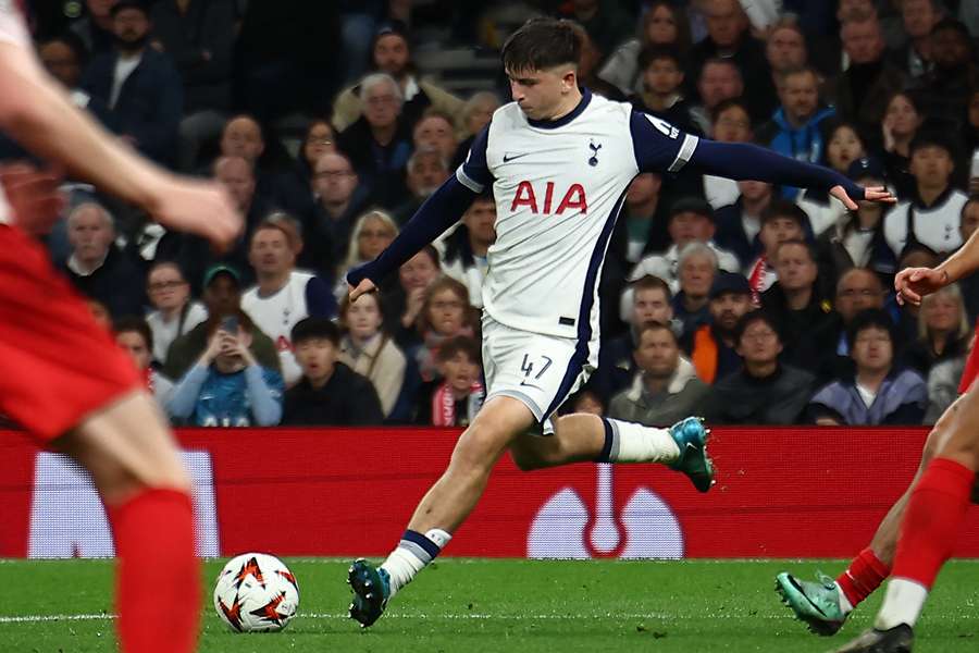 Tottenham Hotspurs Mikey Moore lægger bolden på tværs.