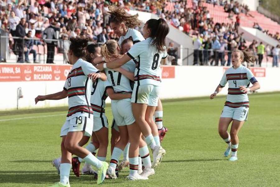 Portugal goleou na ronda inaugural, em Penafiel