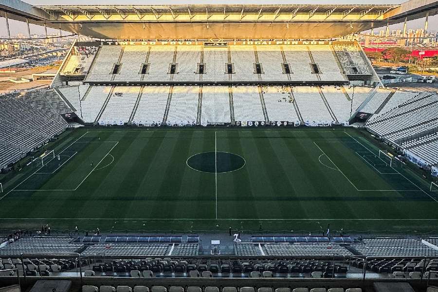 Neo Química Arena recebe Corinthians x Athletico com pintura da NFL ainda presente
