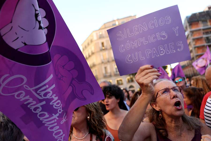 Ludzie protestują przeciwko prezesowi Królewskiej Hiszpańskiej Federacji Piłkarskiej Luisowi Rubialesowi w Madrycie