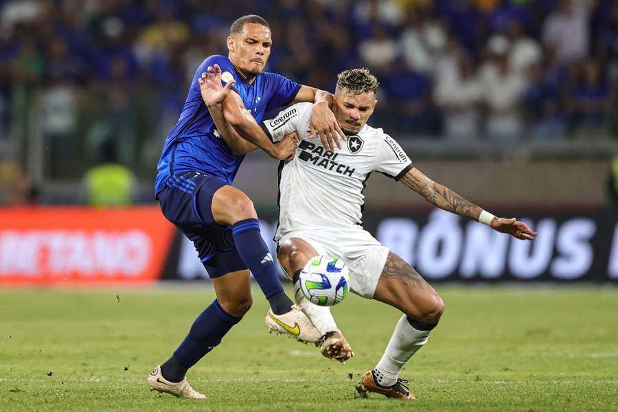 Tiquinho machucou o joelho contra o Cruzeiro