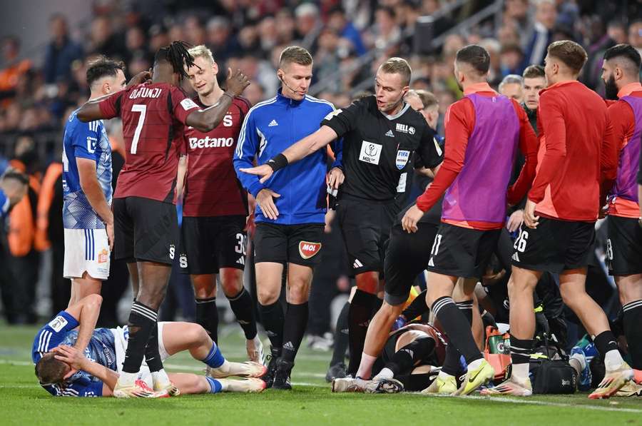 Lékař Sparty Filip Hrdlička dal Janu Královi z týmu Sigmy ve finále MOL Cupu facku