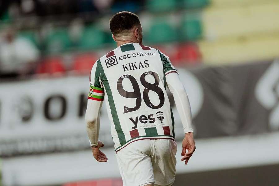 Kikas enverga a braçadeira de capitão do Estrela