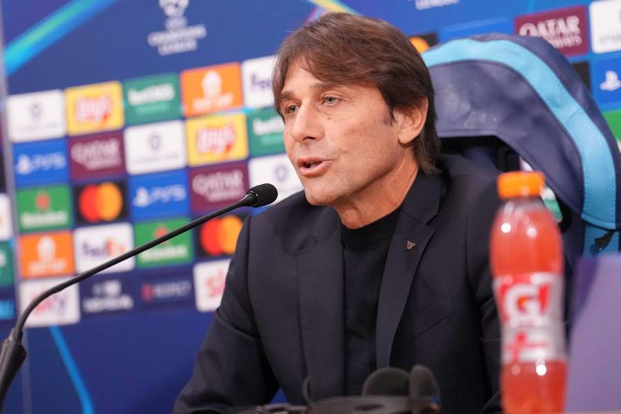 Conte na tlačovej konferencii.