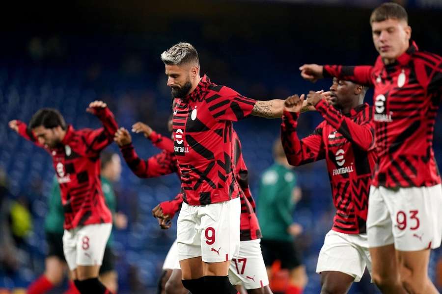 Olivier Giroud et l'AC Milan à l'échauffement avant le match contre Chelsea (3-0). 