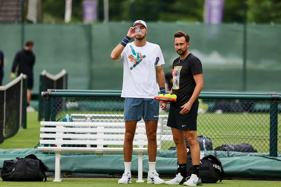 Marvin Netuschil (r.) ist nicht länger Trainer von Jan-Lennard Struff.