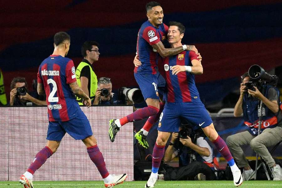 Raphinha comemora com Lewandowski um dos gols do Barça