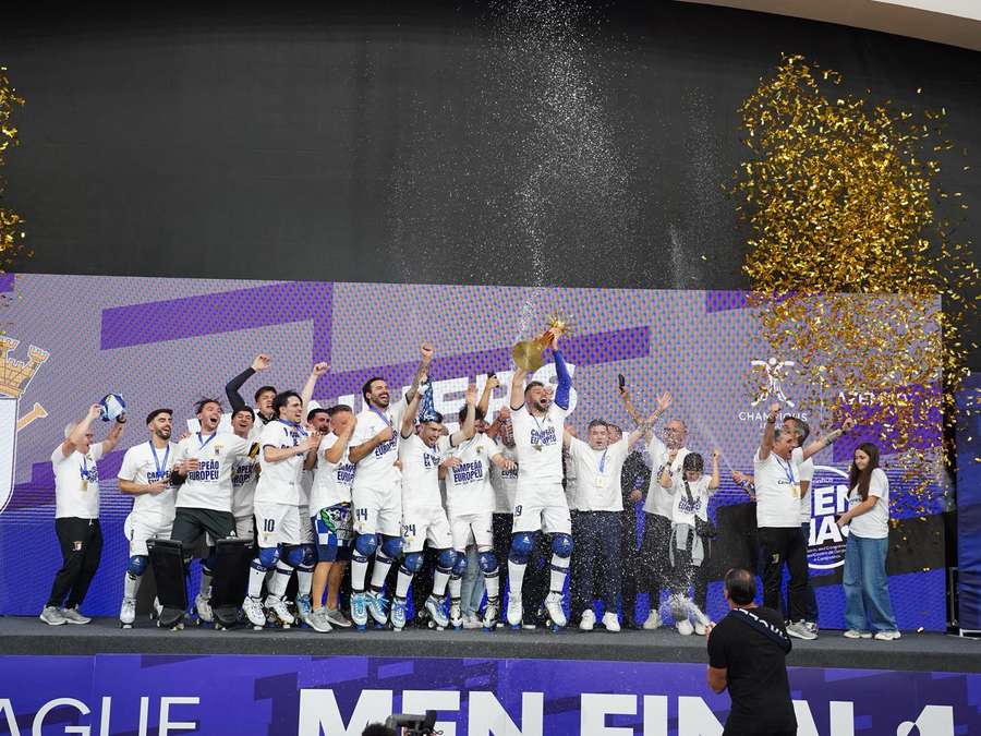 Luís Querido ergue a Liga dos Campeões Luís Querido ergue a Liga dos Campeões
