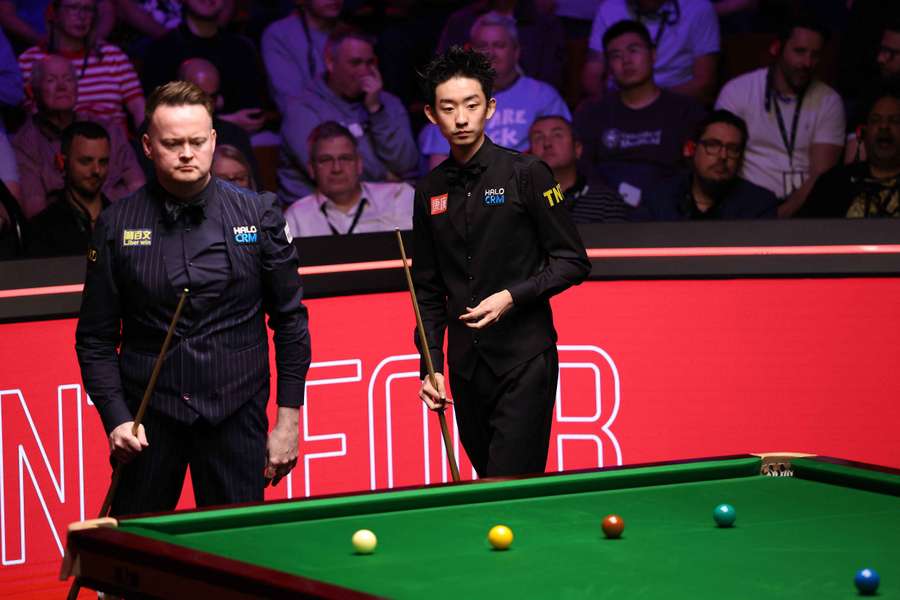 Shaun Murphy and Wu Yize watch on