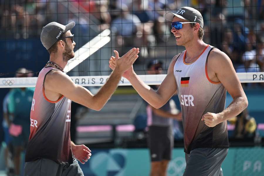 Nils Ehlers (r.) zeigte überragende Blocks und brachte sein Team ins Halbfinale der Olympischen Spiele.