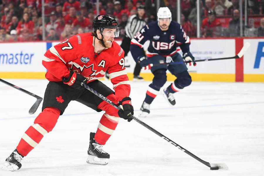 Connor McDavid wird von Auston Matthews verfolgt.