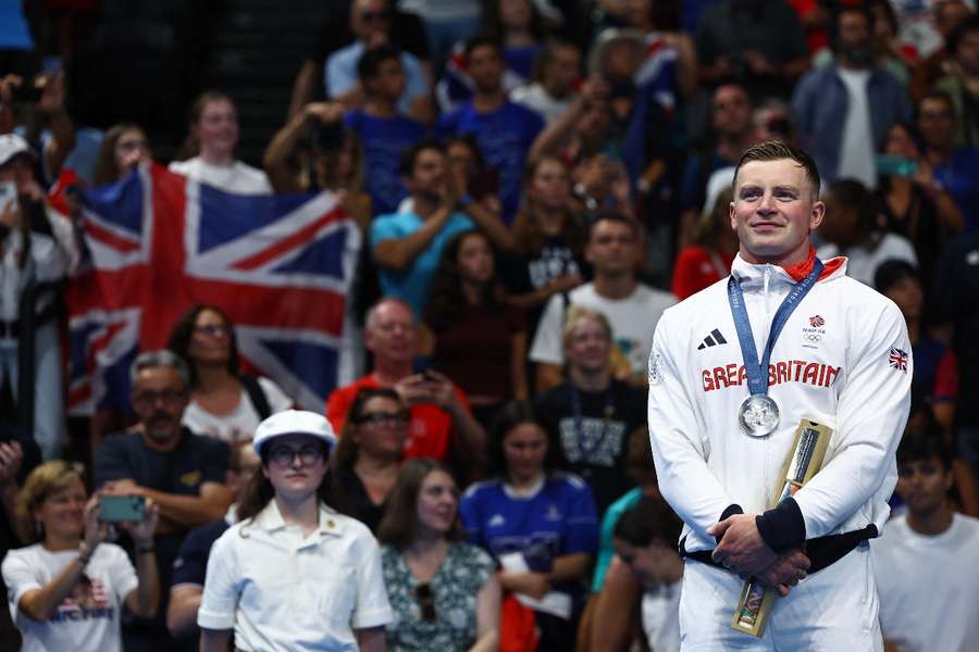 Adam Peaty no pódio com a medalha de prata