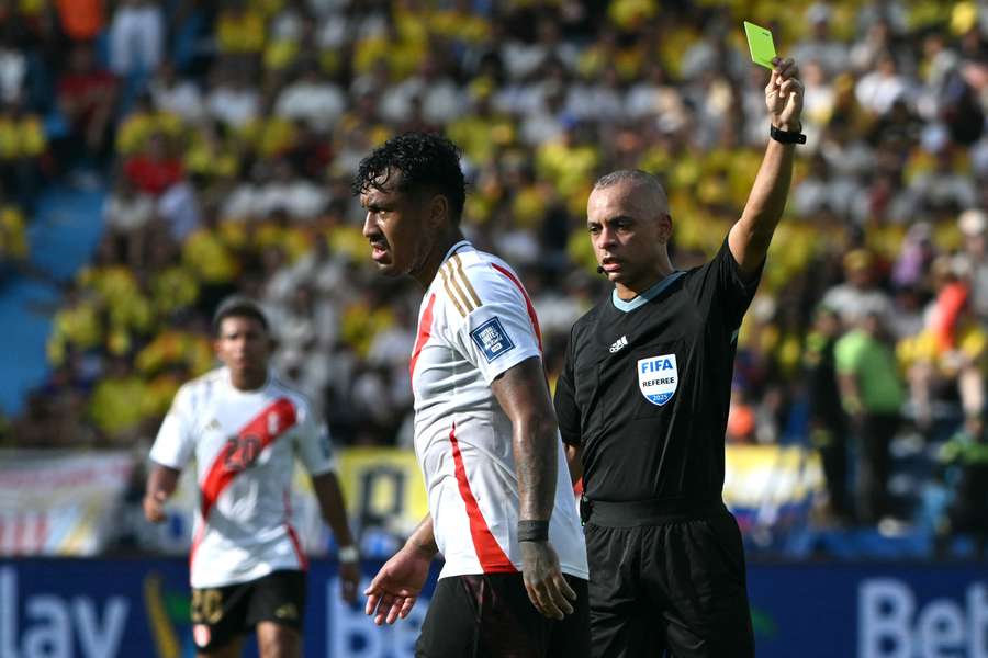 Renato Tapia es amonestado.