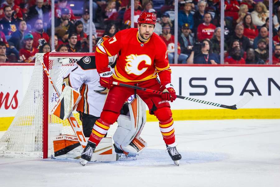 Milan Lucic se do Bostonu vrací po osmi letech, posledních čtyři ročníky strávil v Calgary.