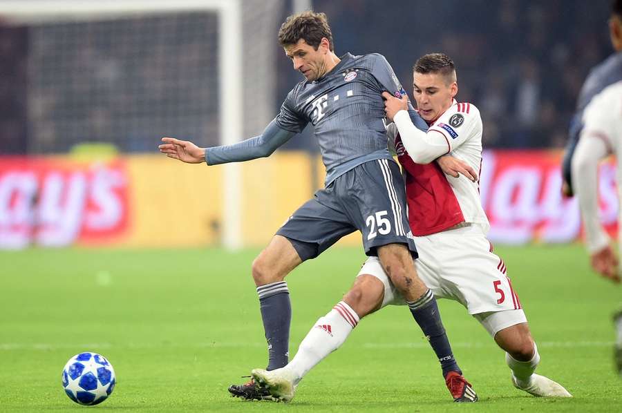 Wöber im Ajax-Trikot gegen Bayerns Thomas Müller Wöber im Ajax-Trikot gegen Bayerns Thomas Müller