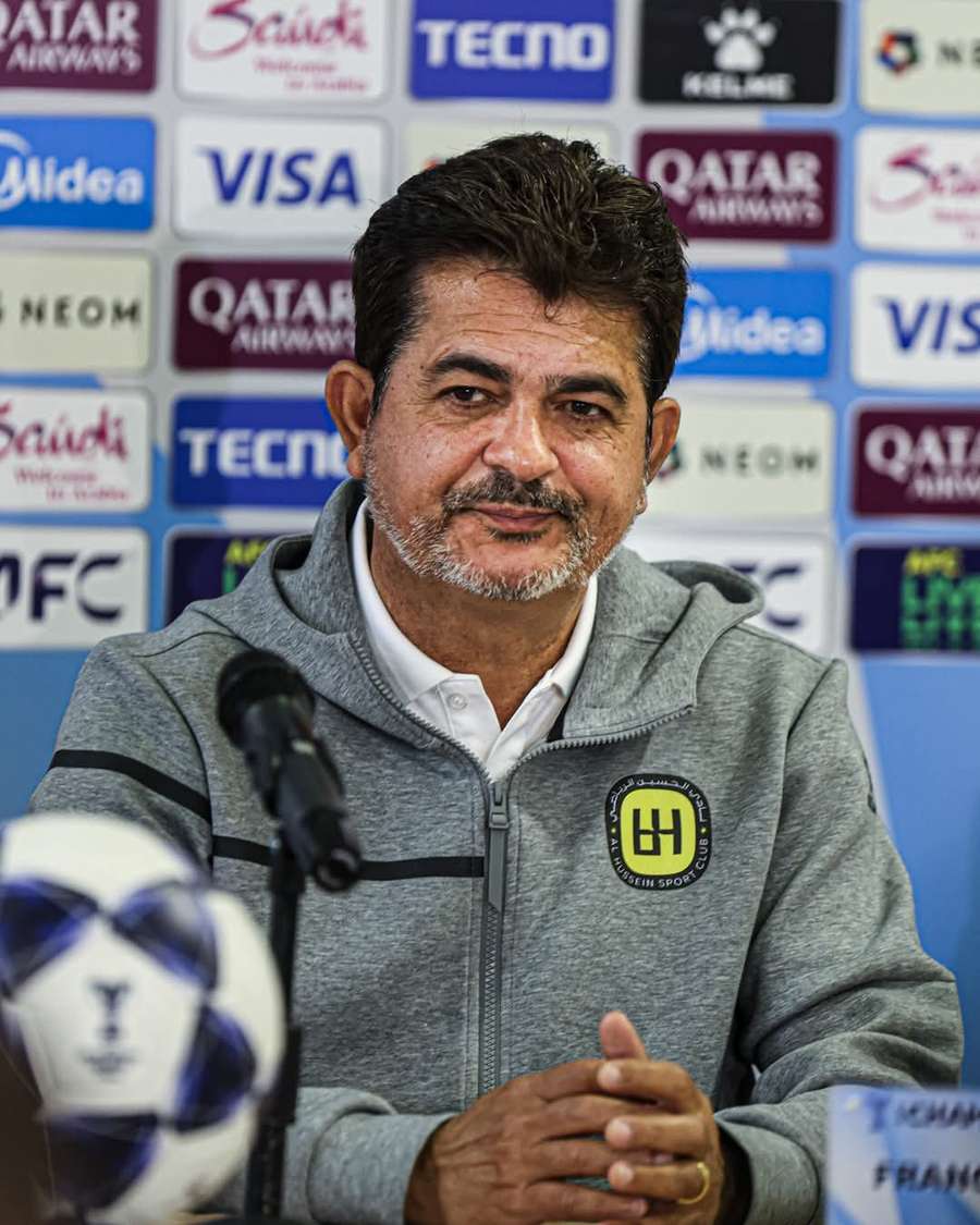 Ney Franco durante coletiva de imprensa