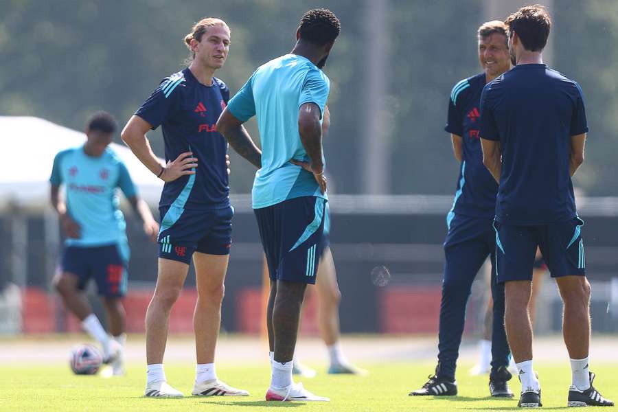 Técnico Filipe Luís conversa com Gerson, que deve ser poupado contra o LAFC