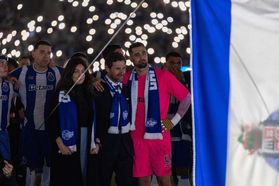 Villas-Boas emocionado no momento de homenagem a Jorge Costa