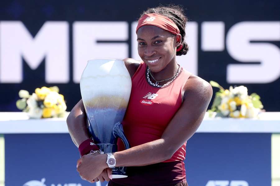 Coco Gauff célèbre le trophée le plus précieux de sa carrière.