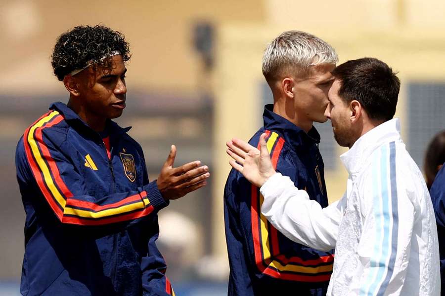 Lamine Yamal saluda a Lionel Messi antes de la final Lamine Yamal saluda a Lionel Messi antes de la final