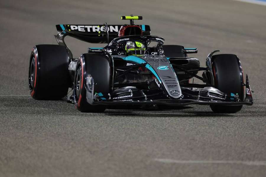 Hamilton dans sa Mercedes ce jeudi.