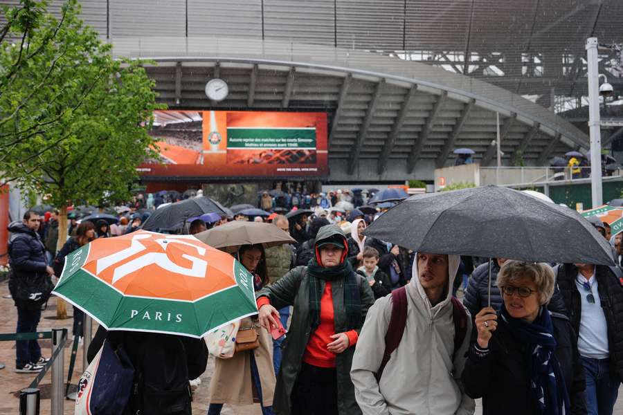 Mecz Hurkacza nie zostanie dziś dokończony. Deszcz przeszkadza organizatorom French Open