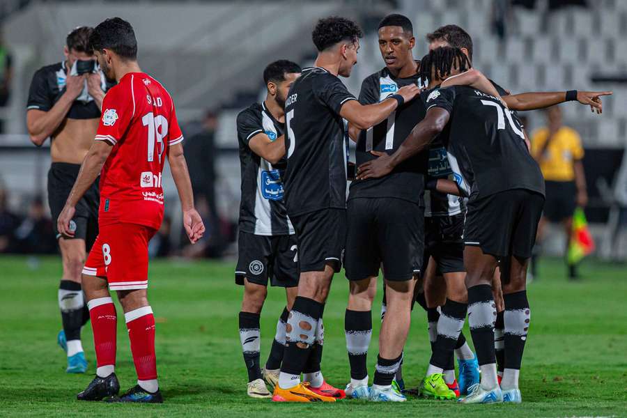 Jogadores do Al Shabab festejam golo de Al Juwayr