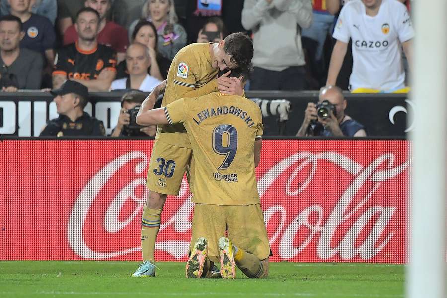Lewandowski slaví jediný gól duelu ve Valencii.