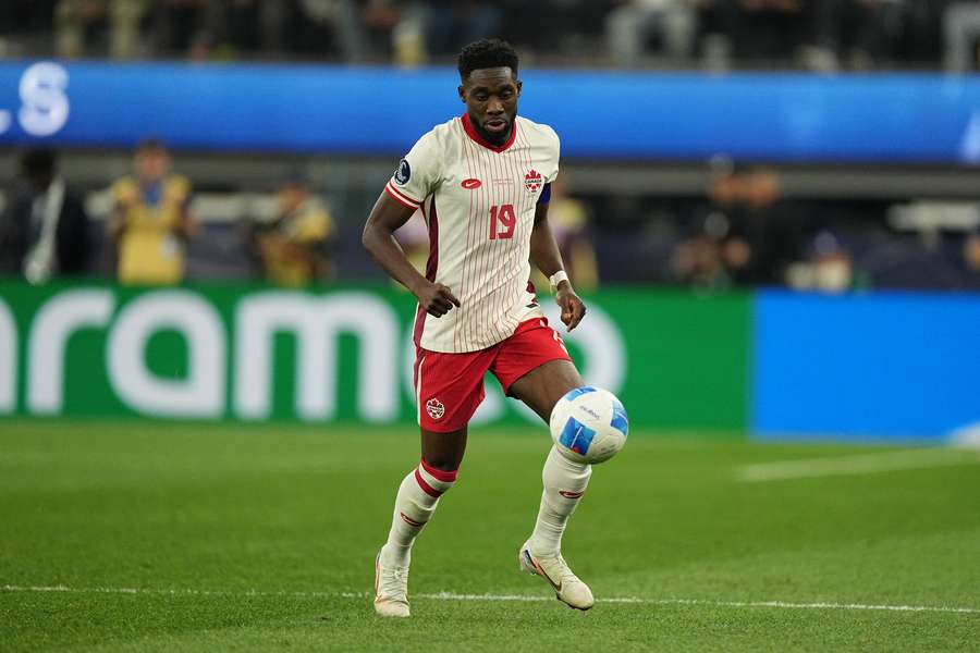 Alphonso Davies din Canada controlează mingea împotriva Mexicului Alphonso Davies din Canada controlează mingea împotriva Mexicului