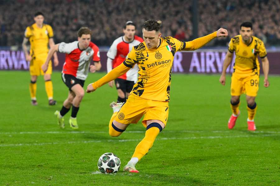 Solidna zaliczka Interu na De Kuip, asysta i zmarnowany karny Zielińskiego