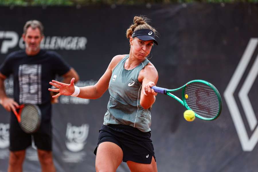 Bia com seu técnico espanhol ao fundo