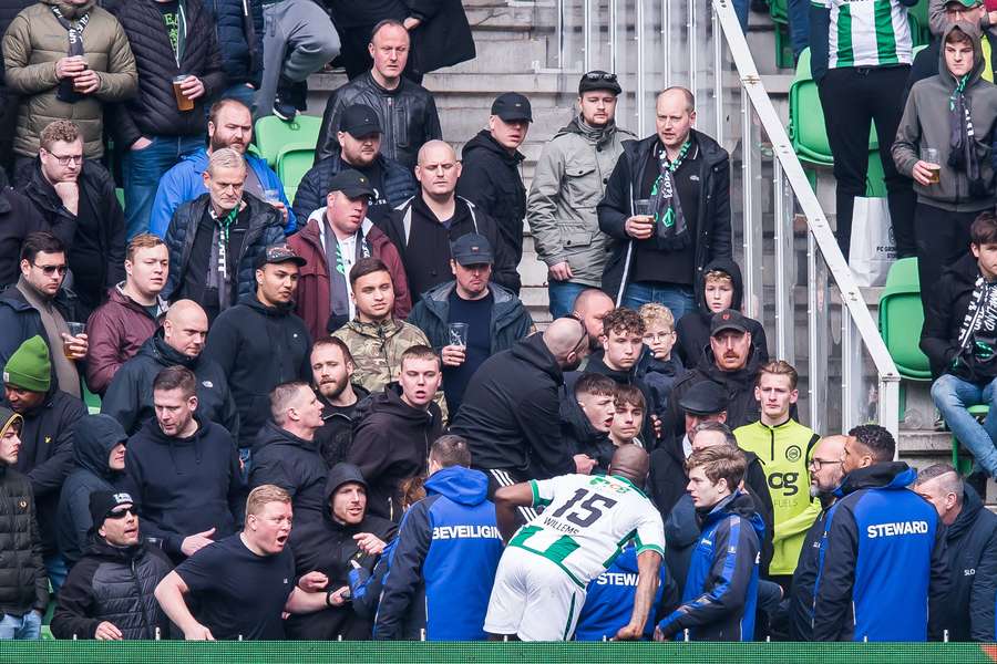 Jetro Willems kwam naar Vak G om de supporters tot bedaren te brengen, maar kreeg toen zelf een klap