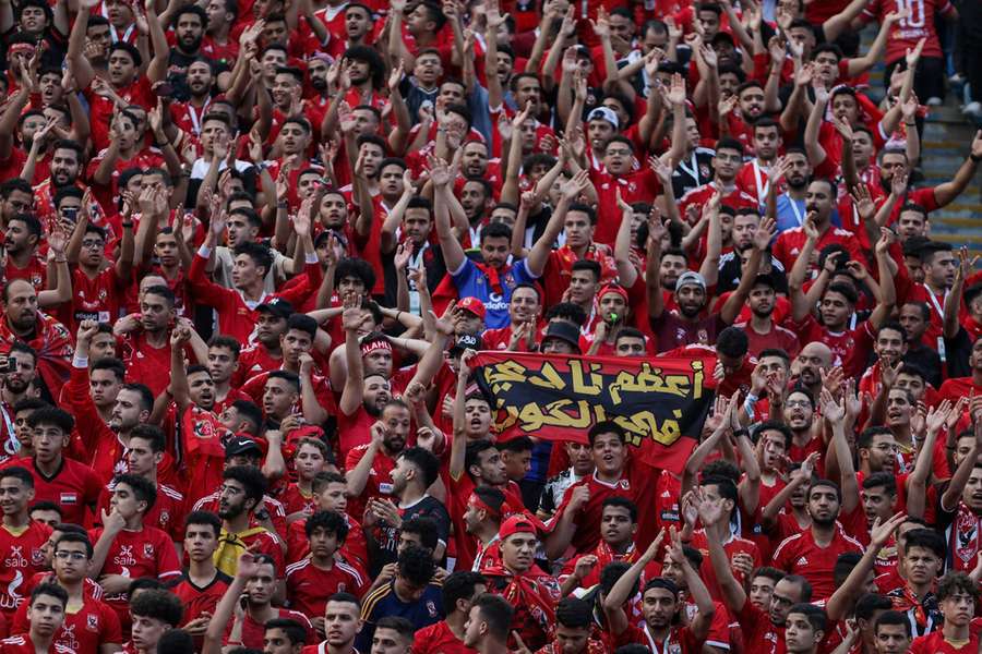 Adeptos do Al Ahly no Estádio Internacional do Cairo
