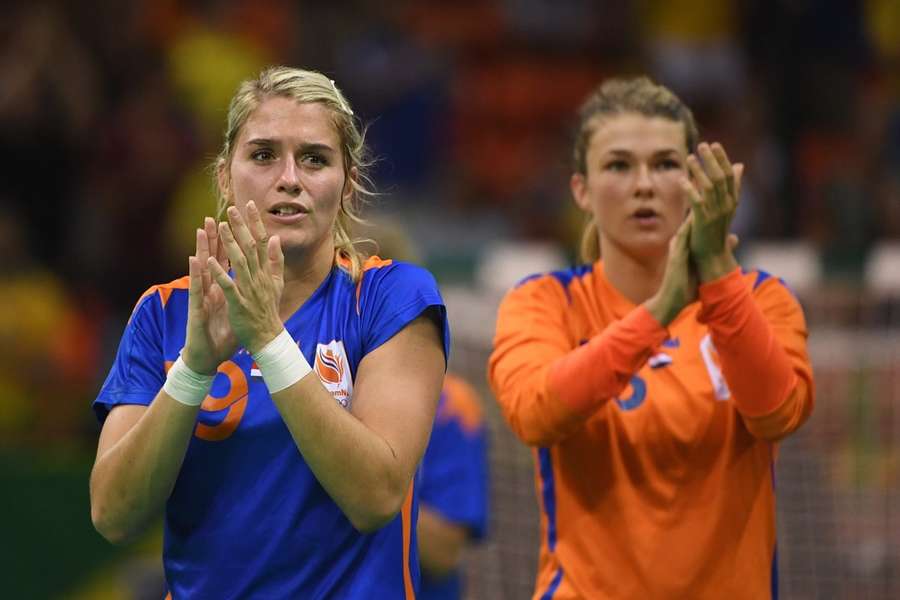 Estavana Polman (l) en Tess Wester zijn al jaren vaste gezichten bij de Nederlandse handbalsters