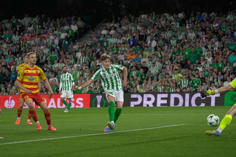 Jesús Rodríguez, na sua estreia a marcar golos na Europa 